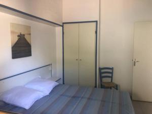 - une chambre avec un lit et une chaise dans l'établissement T3 Zini, à Appietto