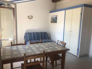 une salle à manger avec une table et une chaise dans l'établissement T3 Zini, à Appietto