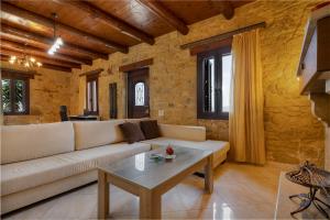 een woonkamer met een bank en een tafel bij Villa dimitris in Kissamos