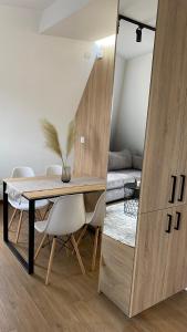 - une salle à manger avec une table et un canapé dans l'établissement Apartman Borovi 15 Divčibare, à Divčibare