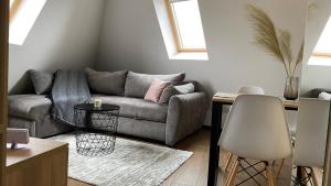 A seating area at Apartman Borovi 15 Divčibare