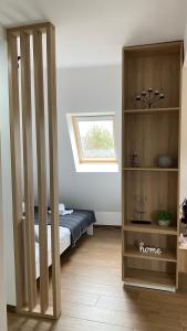 Cette chambre comprend un lit et une étagère. dans l'établissement Apartman Borovi 15 Divčibare, à Divčibare