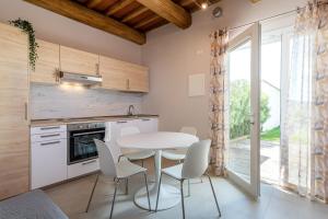 Kuchyň nebo kuchyňský kout v ubytování Podere n.8 Bio Casale Maremma + 29 fotografií