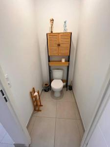 Elle comprend une petite salle de bains pourvue de toilettes. dans l'établissement la villa d'Irissou YourHostHelper, à Andernos-les-Bains