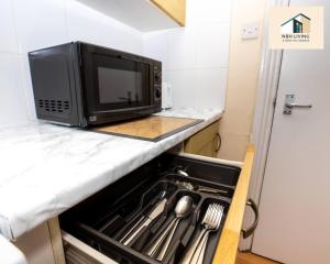 Кухня или кухненски бокс в Three Modern Double Bed Apartment By NBH Living Short Lets & Serviced Accommodation