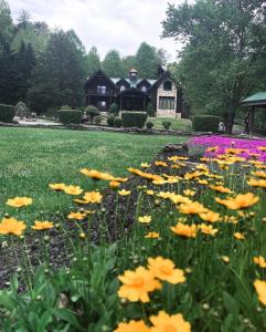 um jardim com flores amarelas em frente a uma casa em A River Runs Through It em Sevierville