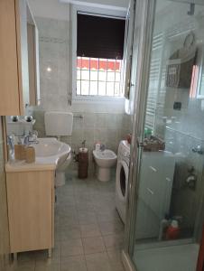 uma casa de banho com um lavatório, um WC e um chuveiro em Sisters Home em Bolonha