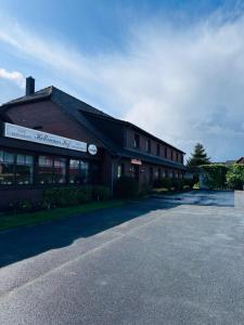 a building on the side of a street at Hotel Holtriemer Hof in Nenndorf