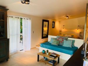 a living room with a bed and a table at Le Nid de la Huppe in Noves