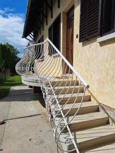 una escalera de metal en el lateral de un edificio en Apartment Oase, en Balatonszemes