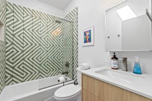 ein Bad mit einem WC und einem Waschbecken in der Unterkunft Modern 1-bedroom Apartment - 80 Walkscore! in Phoenix