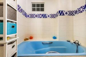 Habitación con baño con bañera azul. en le Patchwork-Loft calme et cozy+parking privé, en Toulouse 55 fotos más