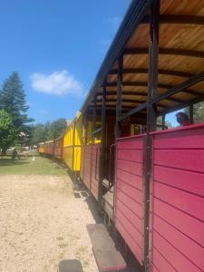 Fotografia z galérie ubytovania Le Café Crème jardin parking v destinácii Le Chambon-sur-Lignon