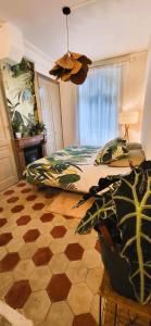 - une chambre avec un lit et un étage dans l'établissement Studio de charme au cœur de Lyon, à Lyon