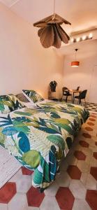 - une chambre avec un lit et une couette colorée dans l'établissement Studio de charme au cœur de Lyon, à Lyon
