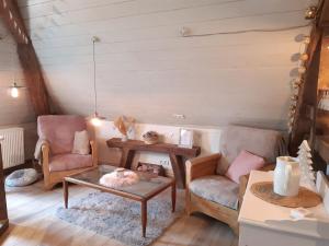 a living room with two chairs and a coffee table at Chambre et bureau in Charolles +1 photo