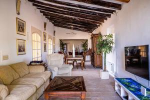 ein Wohnzimmer mit einem Sofa und einem Tisch in der Unterkunft Lidias Rural House HUTB0615 in Barcelona