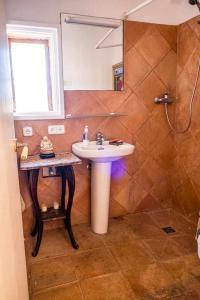 een badkamer met een wastafel en een spiegel bij Lidias Rural House HUTB0615 in Barcelona
