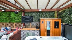 an outdoor room with a bath tub and aented at Cosy Luxurious Family Home in London