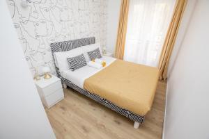 een kleine slaapkamer met een bed en een raam bij Luxueux 3p. Art Deco + Parking in Cannes