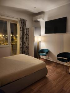 TV a/nebo společenská místnost v ubytování B&B Mini Hotel Incity-close train station and port-