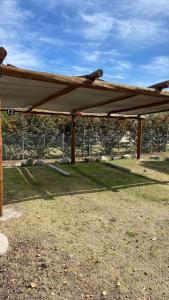 塔菲德爾瓦勒的住宿－Cabañas La Suyana，草场顶上的木凉亭