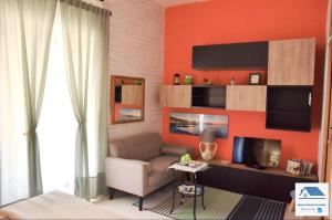 un soggiorno con divano e TV di Casa vacanze da Anna a Vietri
