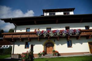 un edificio con cajas de flores en el balcón en Nockhof en Innsbruck