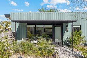 een kas met glazen deuren en planten bij Modern 2-bedroom Apartment - 80 Walkscore! in Phoenix