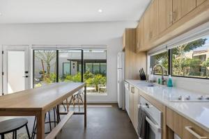 een keuken met een tafel en een groot raam bij Modern 2-bedroom Apartment - 80 Walkscore! in Phoenix