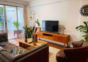 TV a/nebo společenská místnost v ubytování Flip Flop In Townhouse