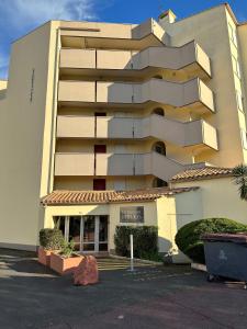 un bâtiment avec un parking devant dans l'établissement HELiOS, au Cap d'Agde