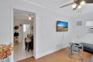 A television and/or entertainment centre at Pineapple district, walk to Atlantic, free parking, pets (342-1)