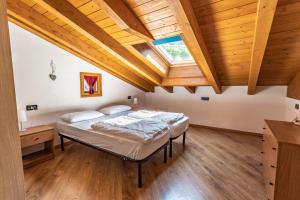 um quarto com uma cama e um tecto de madeira em Casa Panorama - Ledro House em Pieve Di Ledro