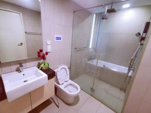 Bilik mandi di Legoland and Gleneagle- 3min Walk with Bathub-Cityview at Afiniti Residency -8pax-Cozy