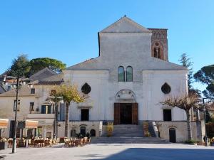 een grote witte kerk met een klokkentoren bij Symphony House Ravello in Ravello