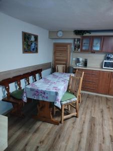kuchnia ze stołem i krzesłami w pokoju w obiekcie Dom u Jozefa w mieście Hrabušice