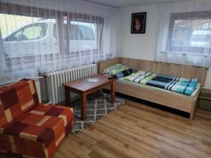 sypialnia z 2 łóżkami, stołem i krzesłem w obiekcie Dom u Jozefa w mieście Hrabušice