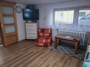salon z telewizorem i stołem w obiekcie Dom u Jozefa w mieście Hrabušice