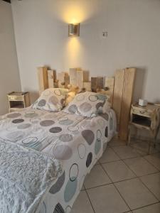 ein Schlafzimmer mit einem Bett mit einem Teddybär drauf in der Unterkunft L'Atelier de la Forge La forge in Martigny-le-Comte