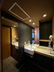 a bathroom with two sinks and a large mirror at flat 1638 em hotel na avenida Ibirapuera - Moema in Sao Paulo