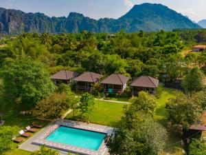 einen Luftblick auf ein Resort mit einem Pool in der Unterkunft Bearlinbungalow in Vang Vieng