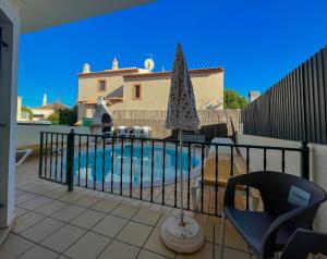 a balcony with a swimming pool in a house at Moradia T3 Aguia Marina, com piscina e BBQ in Páteo