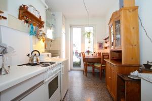 una cucina con lavello e fornello forno superiore di Private Apartment ad Hannover