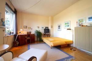 un soggiorno con un letto e un tavolo di Private Apartment ad Hannover Altre 7 foto