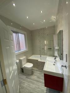 伍爾弗漢普頓的住宿－Designer Apartment APT6，浴室配有卫生间、浴缸和水槽。