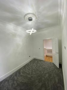 ein leeres Zimmer mit einer Decke und einem Deckenventilator in der Unterkunft Designer Apartment APT6 in Wolverhampton