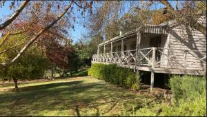 Casa con porche y terraza de madera en Rivendell Cottage en Steels Creek
