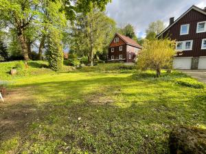 duży dziedziniec z domem i dużym domem w obiekcie Liebevoll eingerichtetes Ferienzimmer mit großen Garten w mieście Clausthal-Zellerfeld