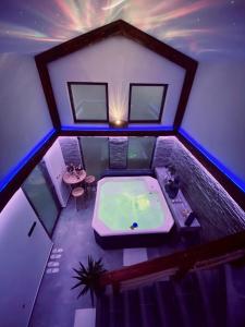 uma vista superior de uma banheira numa casa em Vila LEMAR wellness & spa em Huncovce